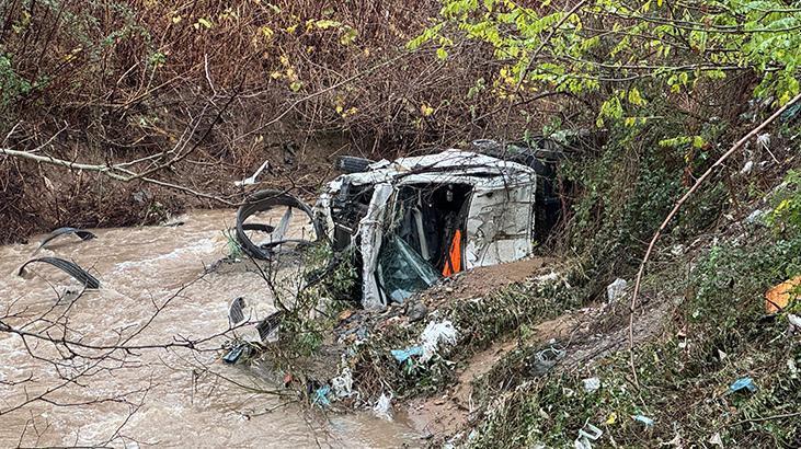 Sarıyerde yol çöktü Pikap ile kamyonet dereye düştü