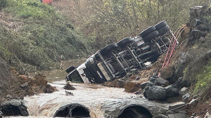 Sarıyerde yol çöktü Pikap ile kamyonet dereye düştü