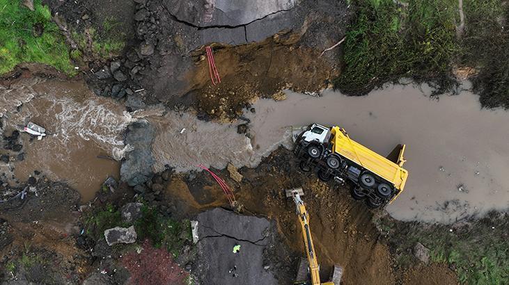 Sarıyerde yol çöktü Pikap ile kamyonet dereye düştü
