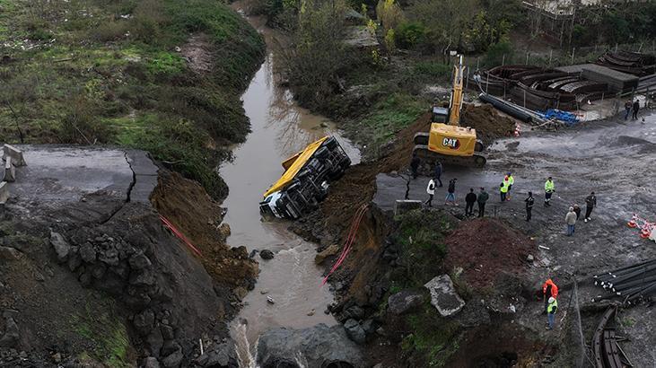 Sarıyerde yol çöktü Pikap ile kamyonet dereye düştü