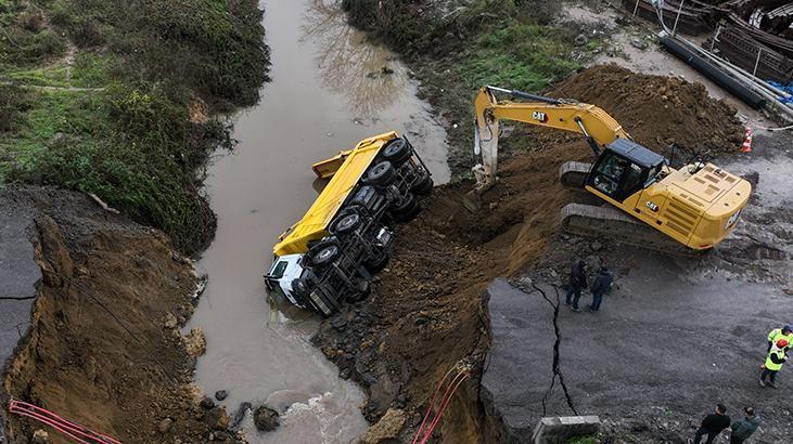 Sarıyerde yol çöktü Pikap ile kamyonet dereye düştü