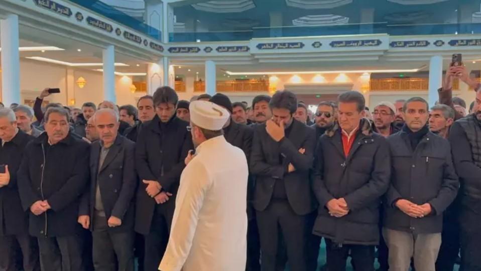 Anne hasreti dinmiyor Mahsun Kırmızıgülden duygu yüklü anma mesajı