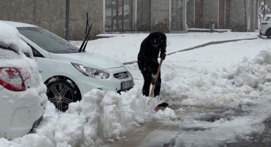 Uyarıların ardından kar kalınlığı 10 santimetreye ulaştı