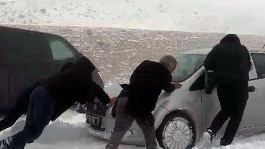 PALANDÖKEN GEÇİDİNDE ULAŞIMA KAR ENGELİ