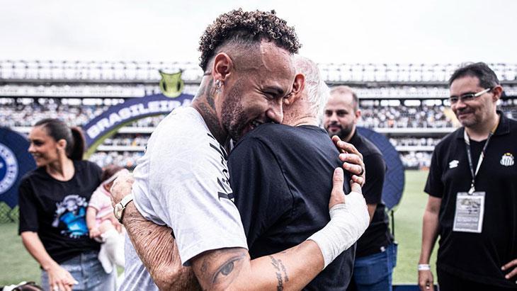 GOLLERİYLE ETKİLİ OLDU