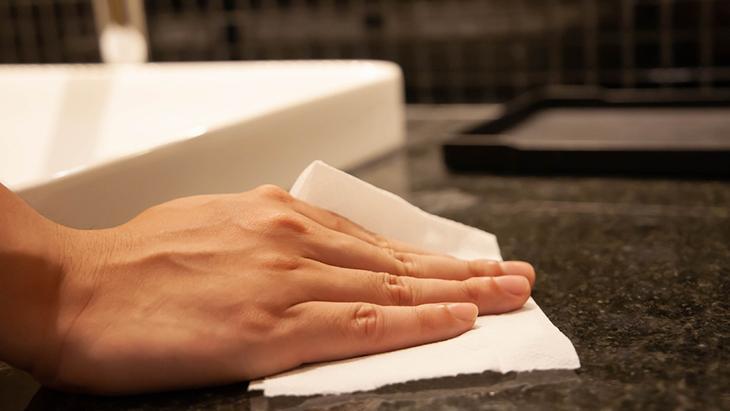 Granit tezgahı saniyeler içinde eritiyor İşin sırrı ılık suda saklı