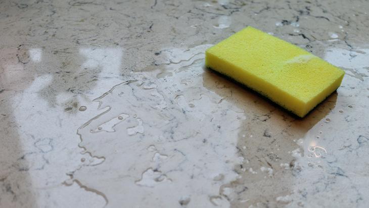 Granit tezgahı saniyeler içinde eritiyor İşin sırrı ılık suda saklı