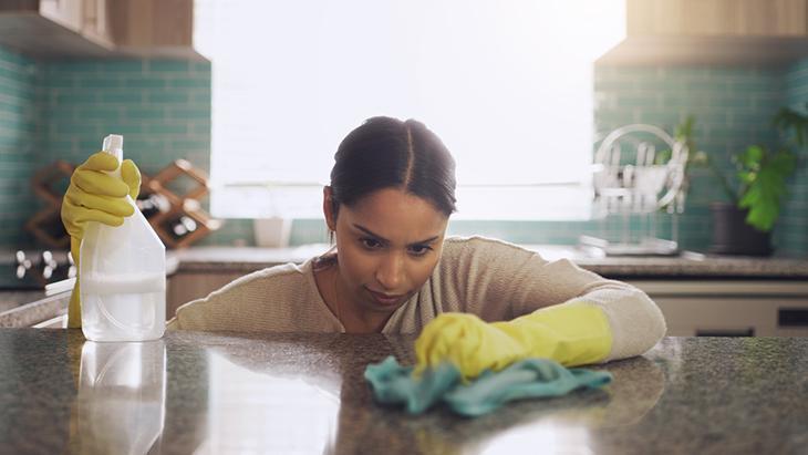 Granit tezgahı saniyeler içinde eritiyor İşin sırrı ılık suda saklı