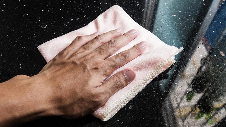 Granit tezgahı saniyeler içinde eritiyor İşin sırrı ılık suda saklı