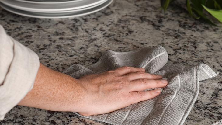 Granit tezgahı saniyeler içinde eritiyor İşin sırrı ılık suda saklı