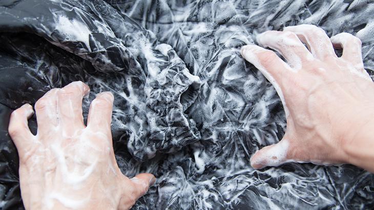 Şişme montun dokusunu bozmayan yıkama yöntemi Fermuar açıkta kalırsa yırtılıyor