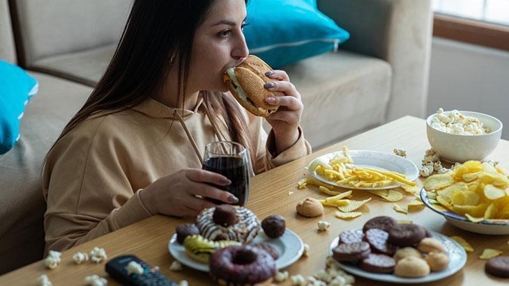 Yüksek yağlı, kızartılmış ve rafine şeker içeren beslenme modeli riski artırıyor