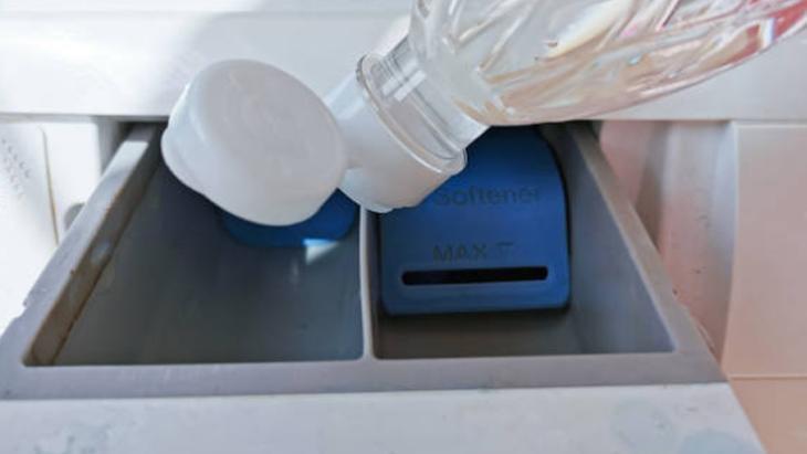 Çamaşırdaki nemi emiyor Kokudan eser bırakmayan yöntemin sırrı mutfakta saklı Çamaşırdaki nemi emiyor Kokudan eser bırakmayan yöntemin sırrı mutfakta saklı