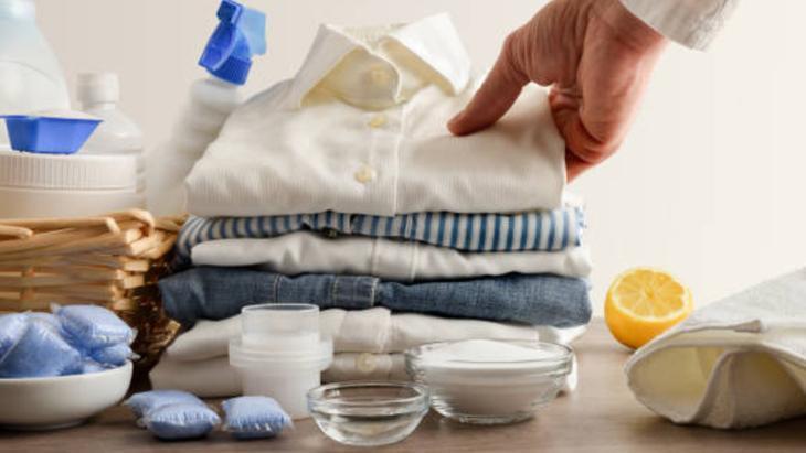 Çamaşırdaki nemi emiyor Kokudan eser bırakmayan yöntemin sırrı mutfakta saklı Çamaşırdaki nemi emiyor Kokudan eser bırakmayan yöntemin sırrı mutfakta saklı