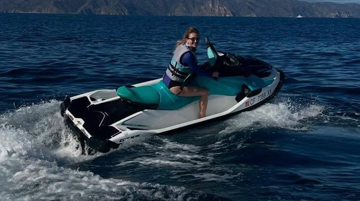Okyanusta cesur anlar Yasemin Kay Allendan jet ski şov