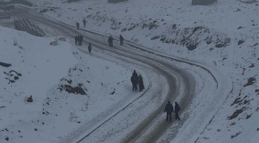 Kar ve tipi nedeniyle hayat durdu Birçok kentte kar kalınlığı 50 santime ulaştı