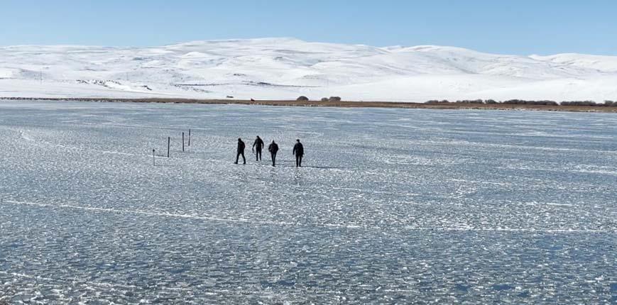 Çıldır Gölü bu yıl buz tutmadı 123 kilometrekarelik gölden şaşırtan görüntü: Kızakçılar yeni yılı bekliyor