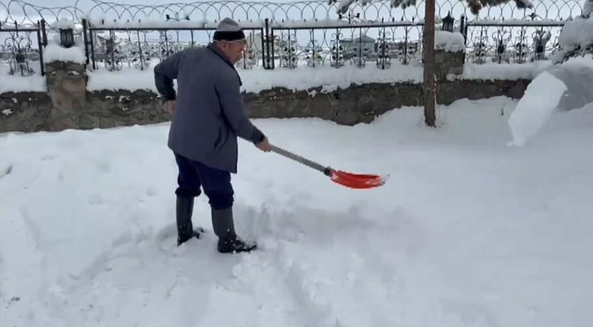 Kar ve tipi nedeniyle hayat durdu Birçok kentte kar kalınlığı 50 santime ulaştı