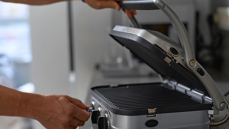 Tost makinesini yeni gibi gösteren temizlik taktiği Kaymak gibi oluyor