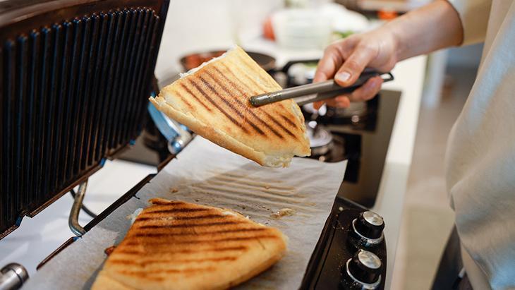 Tost makinesini yeni gibi gösteren temizlik taktiği Kaymak gibi oluyor