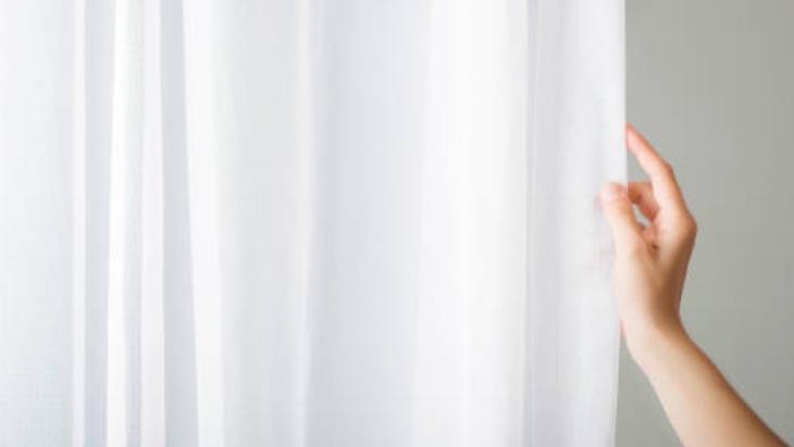 Tüllerin içine işliyormuş Her gün kalınlaşıyor: Perdeyi böyle yıkayın