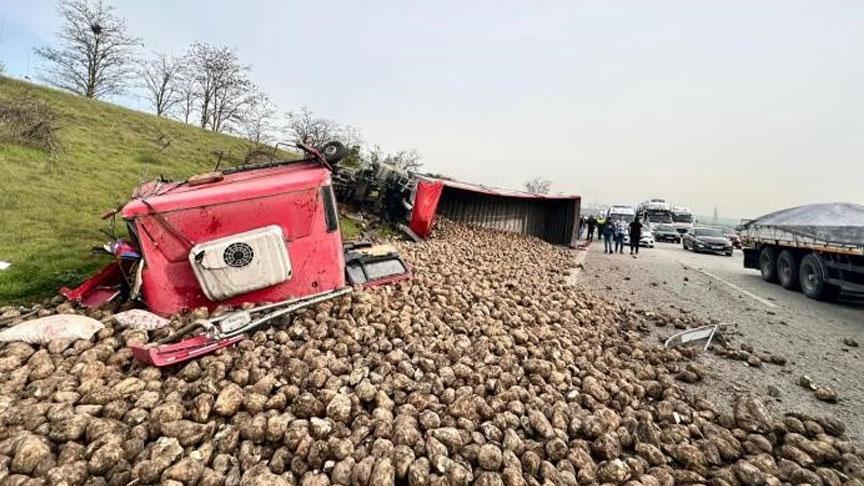 Bursa'da TIR yol kenarındaki 2 araca çarptı! 1 ölü, 3 yaralı