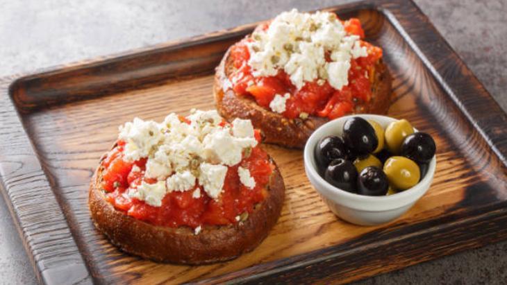 Yunanistandan gelen nefis salata Domatesi yayıp peyniri ekleyin