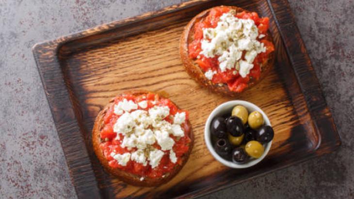 Yunanistandan gelen nefis salata Domatesi yayıp peyniri ekleyin