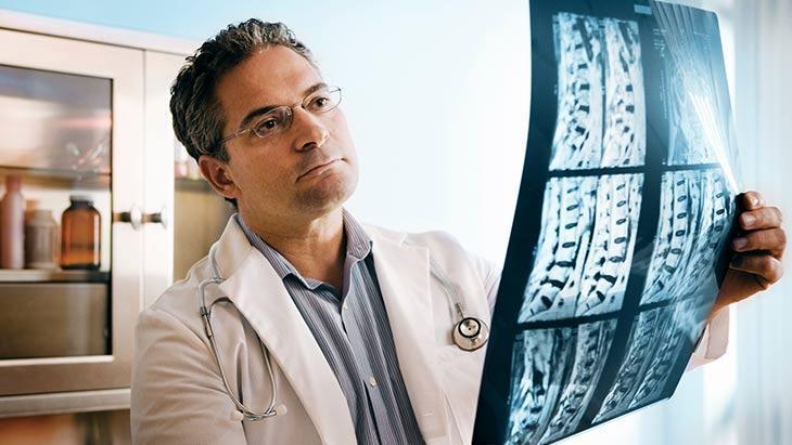 ‘FİZİK TEDAVİNİN VE DOKTORLARIMIZIN DESTEĞİ SAYESİNDE BURADAYIM’