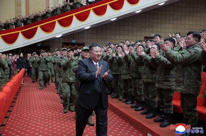 Kuzey Korede devasa tören Kursk cephesinden dönen askerler devlet nişanı ile onurlandırıldı