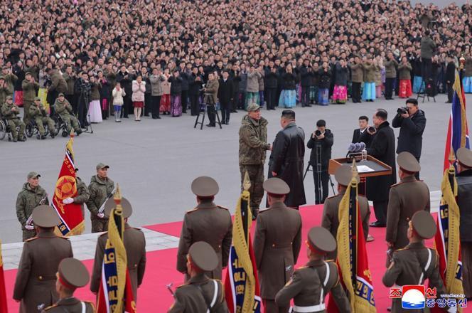 Kuzey Korede devasa tören Kursk cephesinden dönen askerler devlet nişanı ile onurlandırıldı