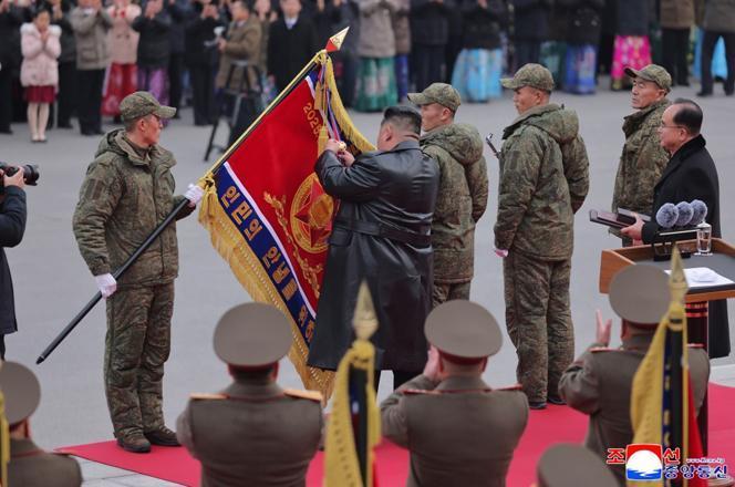 Kuzey Korede devasa tören Kursk cephesinden dönen askerler devlet nişanı ile onurlandırıldı