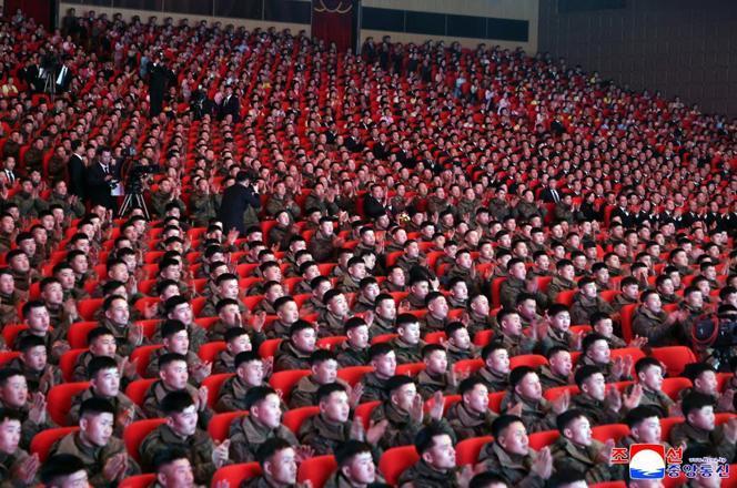 Kuzey Korede devasa tören Kursk cephesinden dönen askerler devlet nişanı ile onurlandırıldı