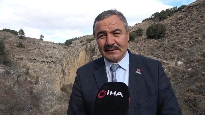 KANYONUN İÇERİSİNDE, SAĞLI SOLLU ŞEKİLDE TARİHİ YERLEŞİM ALANLARI YER ALMAKTADIR