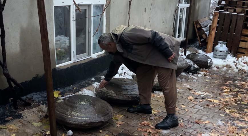 6 gizemli taş Köy muhtarı yol kenarında keşfetti: 3 yıldır kapımın önünde