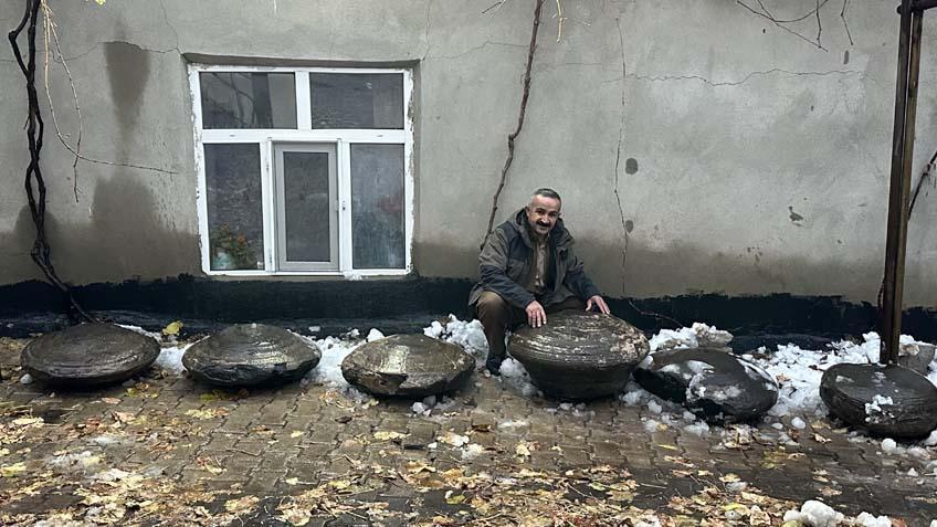 6 gizemli taş Köy muhtarı yol kenarında keşfetti: 3 yıldır kapımın önünde