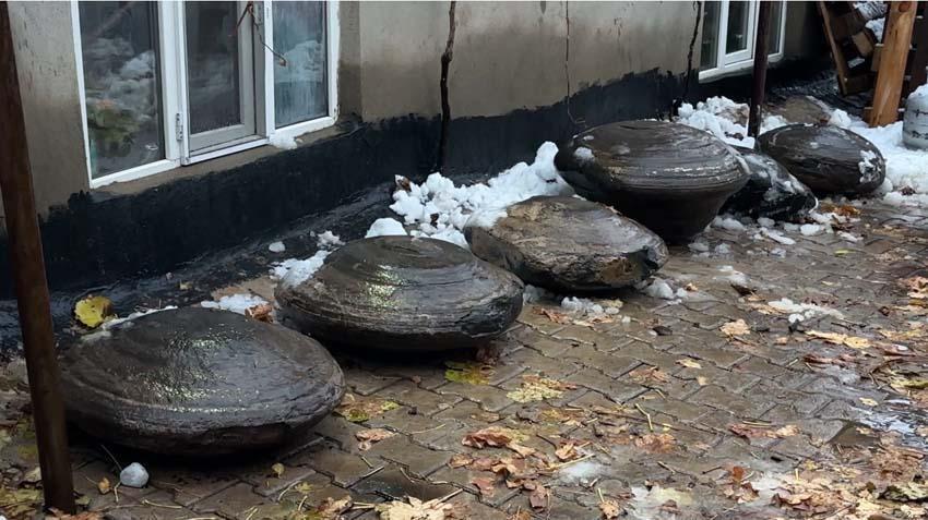 6 gizemli taş Köy muhtarı yol kenarında keşfetti: 3 yıldır kapımın önünde