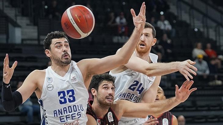 ZALGIRIS - ANADOLU EFES MAÇI KAÇ KAÇ BİTTİ