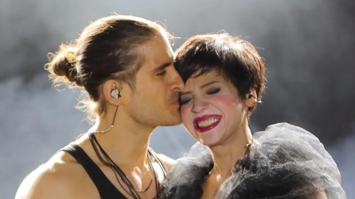 ŞU AN SİZLERE SARILMAK İSTEDİM ŞU AN SİZLERE SARILMAK İSTEDİM