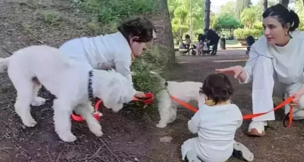 Asya Monenin keyfi yerinde Ünlü oyuncudan iç ısıtan kare Asya Monenin keyfi yerinde Ünlü oyuncudan iç ısıtan kare