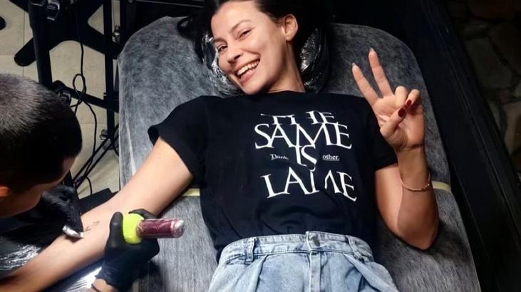 Müjde Uzman yaptırdığı dövme ile dillere düştü Bizim geçmişi unutamama seviyesi