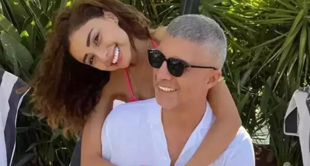 Özcan Deniz kötü günleri geride bıraktı Eşiyle romantik karelerine beğeni yağmuru