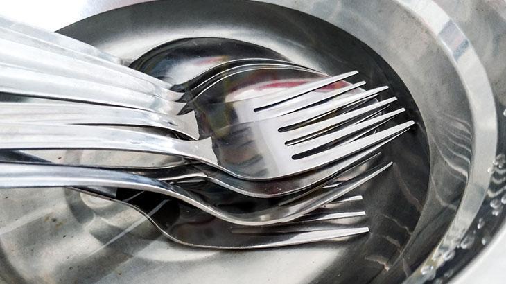 BULAŞIK MAKİNESİ PARLATICISIYLA SON DOKUNUŞ