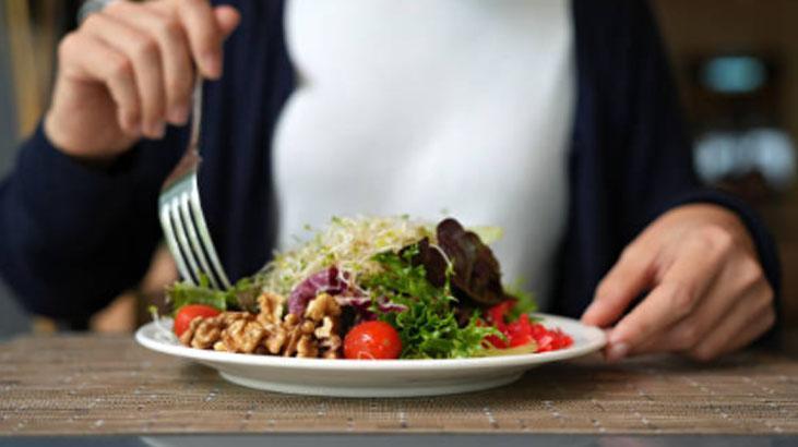 Işın Karacayı iğne ipliğe döndüren yöntem Acıkınca bunu yapıyorum Işın Karacayı iğne ipliğe döndüren yöntem Acıkınca bunu yapıyorum