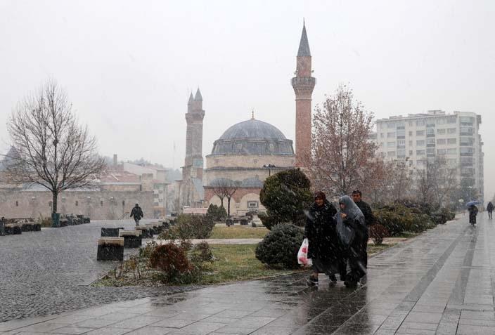 Her yer beyaza büründü Kar bir anda lapa lapa yağmaya başladı