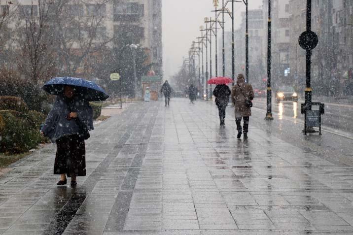 Her yer beyaza büründü Kar bir anda lapa lapa yağmaya başladı