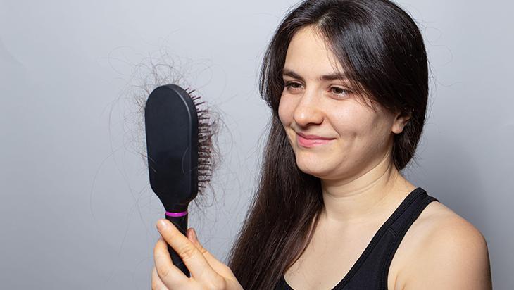 Meğer bu kadar kolaymış 2 malzemeyle tarak temizliği Meğer bu kadar kolaymış 2 malzemeyle tarak temizliği