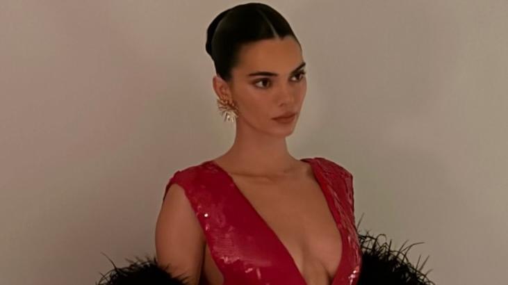 Kendall Jenner’dan sürpriz kitap paylaşımı Kürk Mantolu Madonna