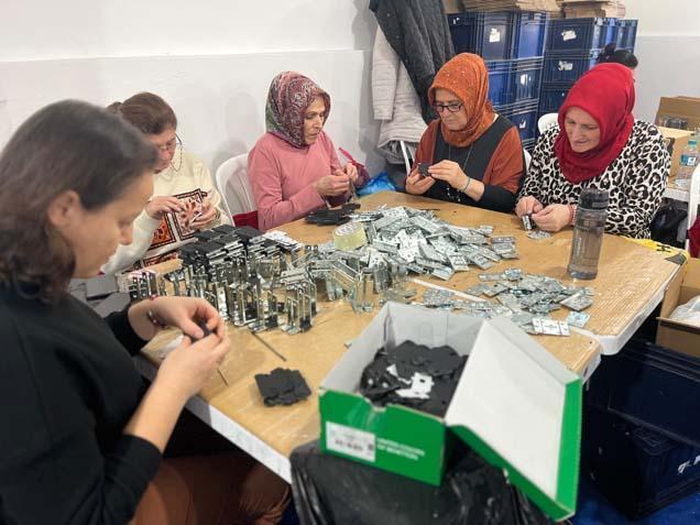 Muhtar atölye kurup kadınları işe aldı ‘Mesai saatlerini kendileri belirliyor