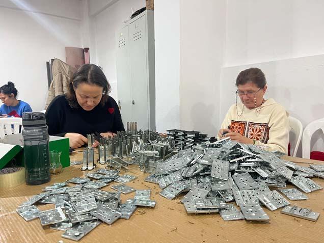 Muhtar atölye kurup kadınları işe aldı ‘Mesai saatlerini kendileri belirliyor